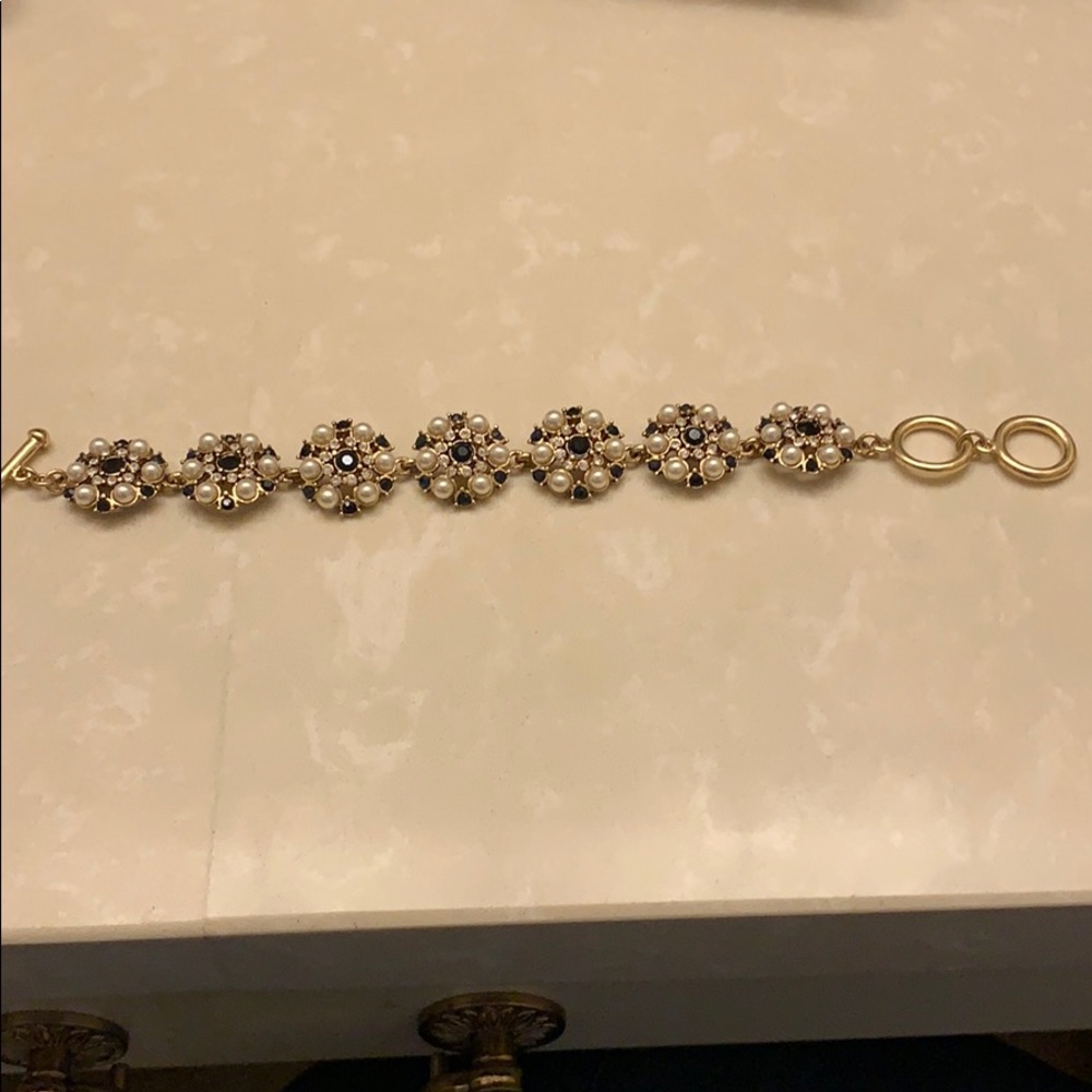 Very pretty pearl vintage style bracelet!